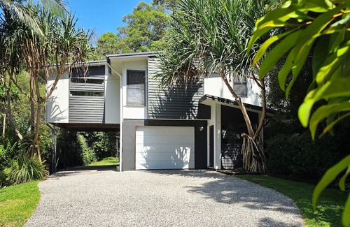 Sunshine Coast House | Split level multi-family tropical beach house