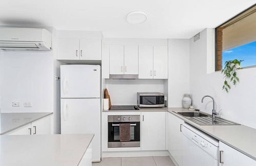 Paradise Point Apartment | Surfers Paradise Beachfront
