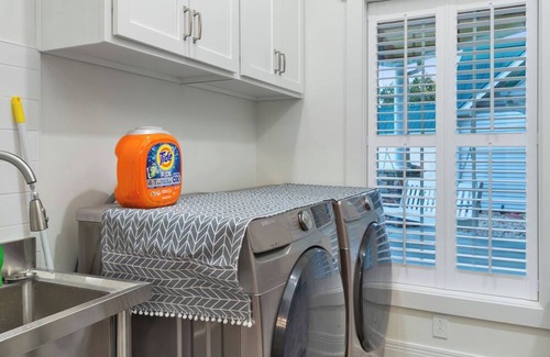 Burnside House | 4-bedroom house in welcoming Burnside with AC, WiFi. Enjoy your stay