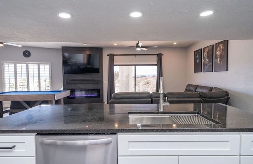 Lake Havasu City House | Modern Paradise, Pool, BBQ, Patio, Games, AC. Close to lake and entertainment