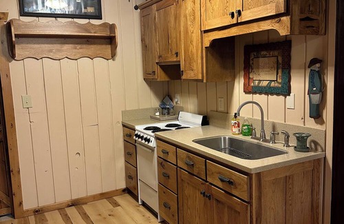Pymatuning Central House | Charming 2 BR Lake House Steps from Pymatuning