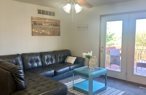Coralville House | Quiet and convenient house close to UIHC