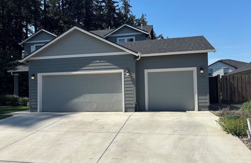 Thurston House | 4-bedroom house in quietSpringfield with AC, WiFi, and more. 15 mins to Autzen