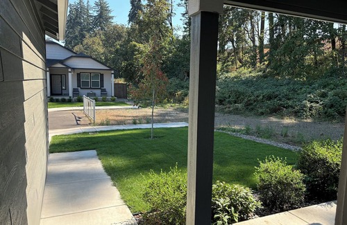 Thurston House | 4-bedroom house in quietSpringfield with AC, WiFi, and more. 15 mins to Autzen