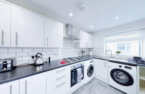 Biddenham House | Ranworth House - Holiday home in Bedford, Sleeps 5