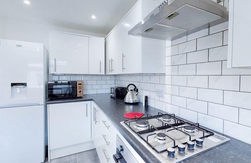 Biddenham House | Ranworth House - Holiday home in Bedford, Sleeps 5