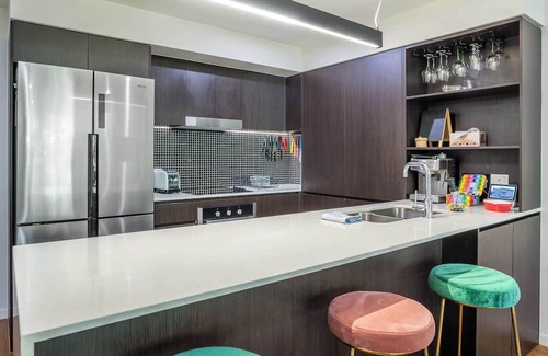 Greenslopes Apartment | Hanlon Park Escape - 250m to Stones Corner Village