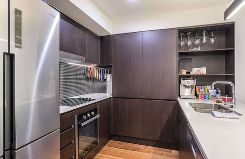Greenslopes Apartment | Hanlon Park Escape - 250m to Stones Corner Village