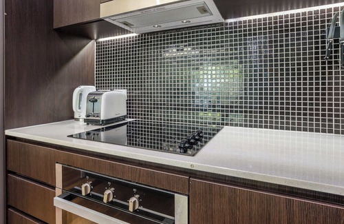 Greenslopes Apartment | Hanlon Park Escape - 250m to Stones Corner Village