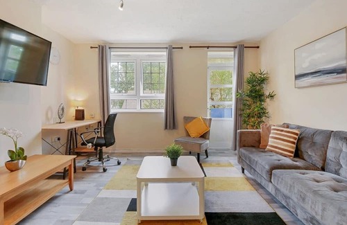 Pollards Hill Apartment | Stylish 2-Bedroom Flat for Relaxation & Comfort