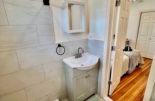 Castleton Corners Apartment | Apartment in Staten Island - 3BR - 24/7 Concierge, Parking Spot, High-Speed WiFi