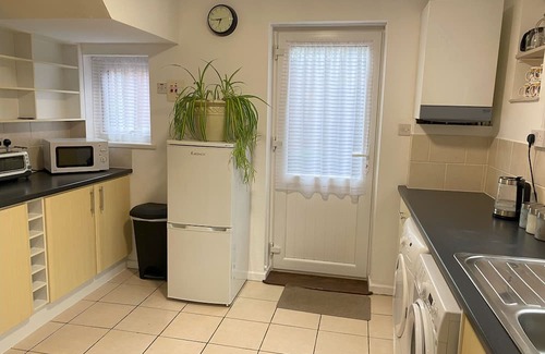 Grimsby House | "At The Edge" of Grimsby. Cosy, Comfy with Huge Free Parking for Vans or Cars.