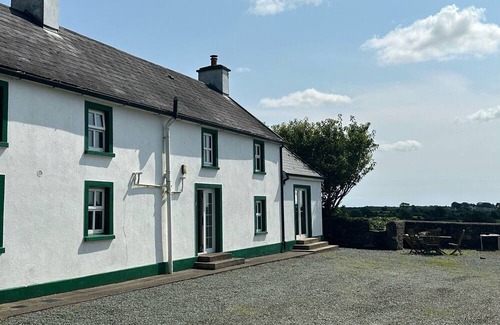 Hook Head House | Gorgeous renovated farmhouse with sweeping views of lush farmland!