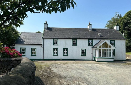 Hook Head House | Gorgeous renovated farmhouse with sweeping views of lush farmland!
