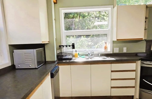 Parker Cove House | Terrific house in Vernon w! WiFi, Netflix & Prime. 5 mins. dtive to Fintry Lake.