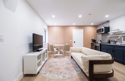 Davenport House | Big Modern Queen Loft w/ Private Bath in Old Italia, central Toronto