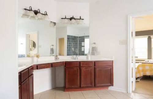 Barker House | Your home away from home, 6beds,Pool,Backyard,Parking,Pool table, pet friendly