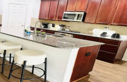 Barker House | Your home away from home, 6beds,Pool,Backyard,Parking,Pool table, pet friendly