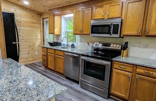 White Haven Cabin | LAKEFRONT w/HOTTUB/FIRE PIT/Arcade GAMES/5 MIN TO SKI/Sleeps 14+ Pet Friendly