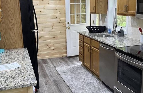 White Haven Cabin | LAKEFRONT w/HOTTUB/FIRE PIT/Arcade GAMES/5 MIN TO SKI/Sleeps 14+ Pet Friendly