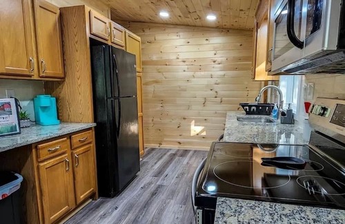White Haven Cabin | LAKEFRONT w/HOTTUB/FIRE PIT/Arcade GAMES/5 MIN TO SKI/Sleeps 14+ Pet Friendly