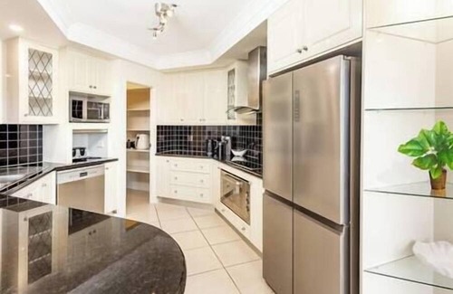 Mooroobool House | Scenic 5BR Retreat: Sea, City, & Mountain Views