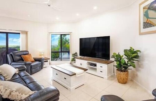 Mooroobool House | Scenic 5BR Retreat: Sea, City, & Mountain Views