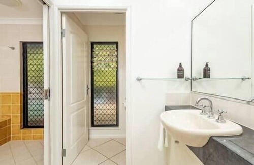 Mooroobool House | Scenic 5BR Retreat: Sea, City, & Mountain Views