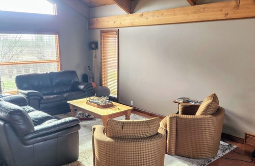 Okotoks House | Beautiful Acreage to Relax and Unwind