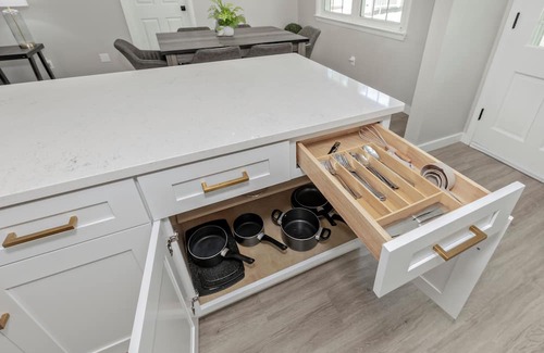 Euclid House | Modern Updated Ranch 15 min to Downtown & Hospitals