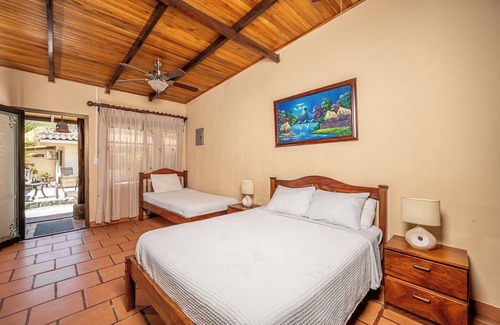 Matapalo Apartment | Cozy Beachside Studio with Pool and Free WiFi