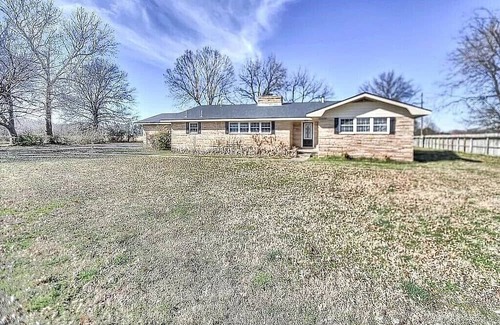 Pryor House | Expansive 3700+ sq ft retreat w/ sauna! Minutes to antique shops.