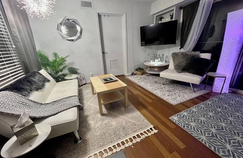 Old Enfield Apartment | Downtown Bungalow -walking distance to parks, restaurants, and everything !