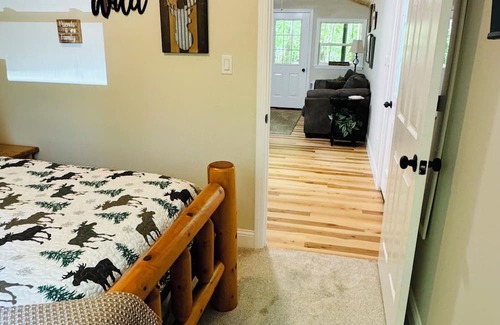 Birch Run Township Cabin | Unit 4 LODGE Secluded Woodsy Lodge Retreat with Modern Comforts Near Frankenmuth