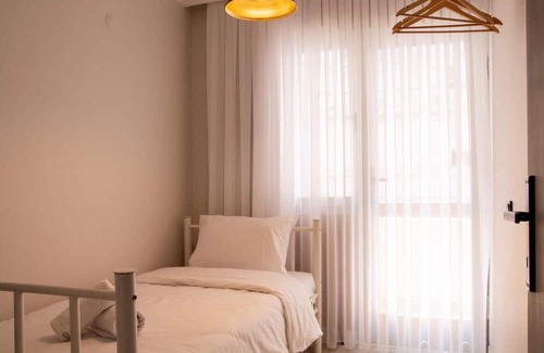 Alsancak Apartment | Gorgeous Flat with Balcony in Izmir Konak
