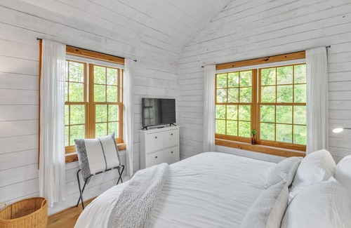 Independence Cabin | Mountain Oasis: Vintage Charm Meets Modern Luxury