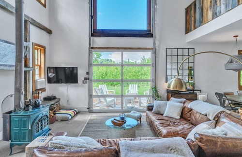 Independence Cabin | Mountain Oasis: Vintage Charm Meets Modern Luxury