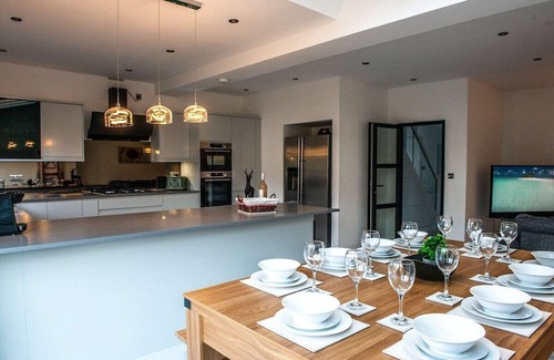 Trafford House | Balmoral House - Group Hot Tub getaway
