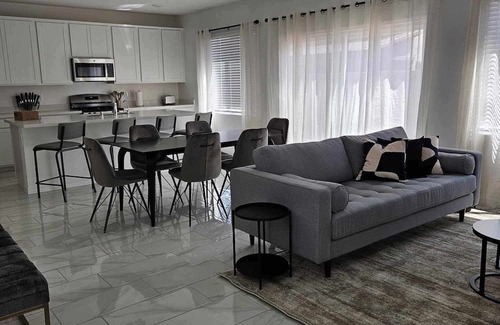 Spring Valley House | Charming 3 house with WiFi, AC in Las Vegas at least 30 days or more stay