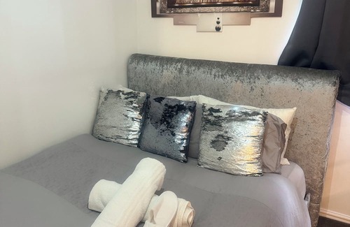 Broxbourne House | Lux 1 bedroom and 1 private bathroom in a shared flat cheshunt Broxbourne