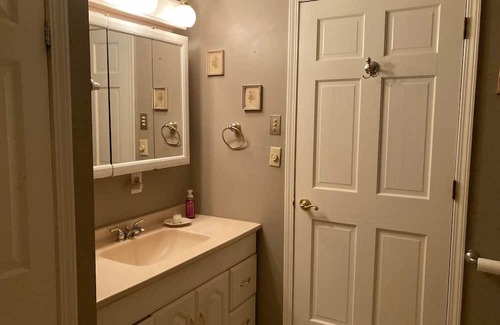 Saratoga Springs Cottage | Saratoga Racing Meet. Charming Cottage 3 miles to Track, Downtown and Shopping.