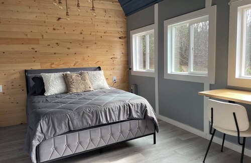 Diamond Ridge Cabin | Dry cabin and 2 horse stalls, ride your horse on the Beach in Homer.