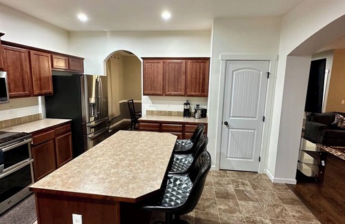 Spanaway House | Mid-Side house located in Spanaway perfect home away from home!