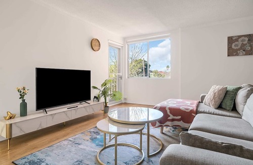 Clovelly Apartment | Coogee Beachside Retreat - Free Parking