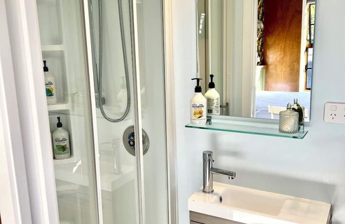 Clyde Apartment | Pyke Cottage. Cosy, comfortable studio unit, walking distance to town centre