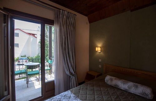 Eptalofos Condo | Eptalofos Guesthouse - Triple Room with Balcony