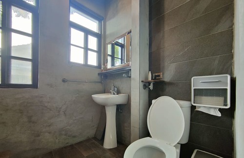 Fengshan District House | 親手修復的歷史眷村小屋，帶有熱水大浴缸復古套房，住在歷史保存區中，3分鐘到擁有260年歷史廟宇，5分鐘到熱門美食區