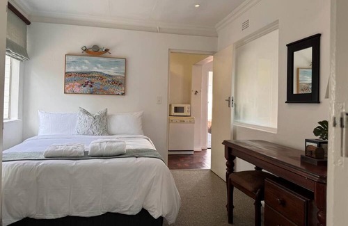 Greater Johannesburg Metropolitan Area Cottage | Cozy Flatlet in the heart of Bryanston with Backup power, Wi-Fi and Netflix