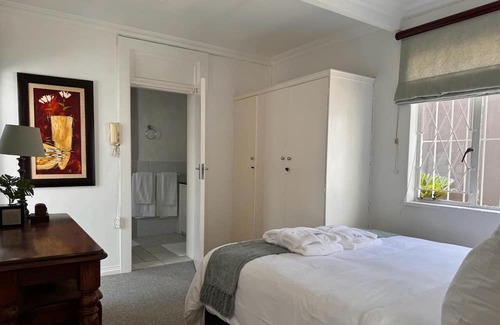 Greater Johannesburg Metropolitan Area Cottage | Cozy Flatlet in the heart of Bryanston with Backup power, Wi-Fi and Netflix