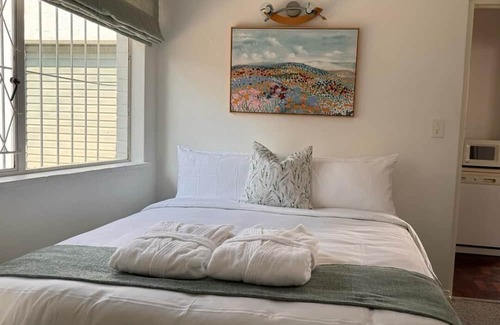 Greater Johannesburg Metropolitan Area Cottage | Cozy Flatlet in the heart of Bryanston with Backup power, Wi-Fi and Netflix